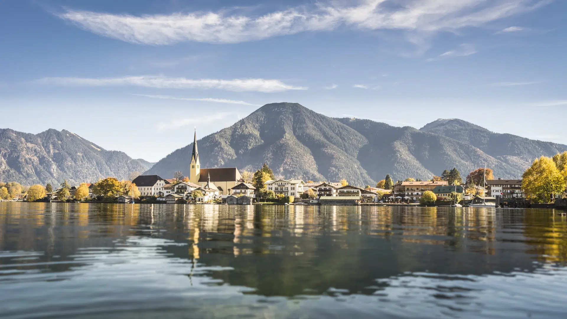Tegernsee mit Kirche und Alpenpanorama
